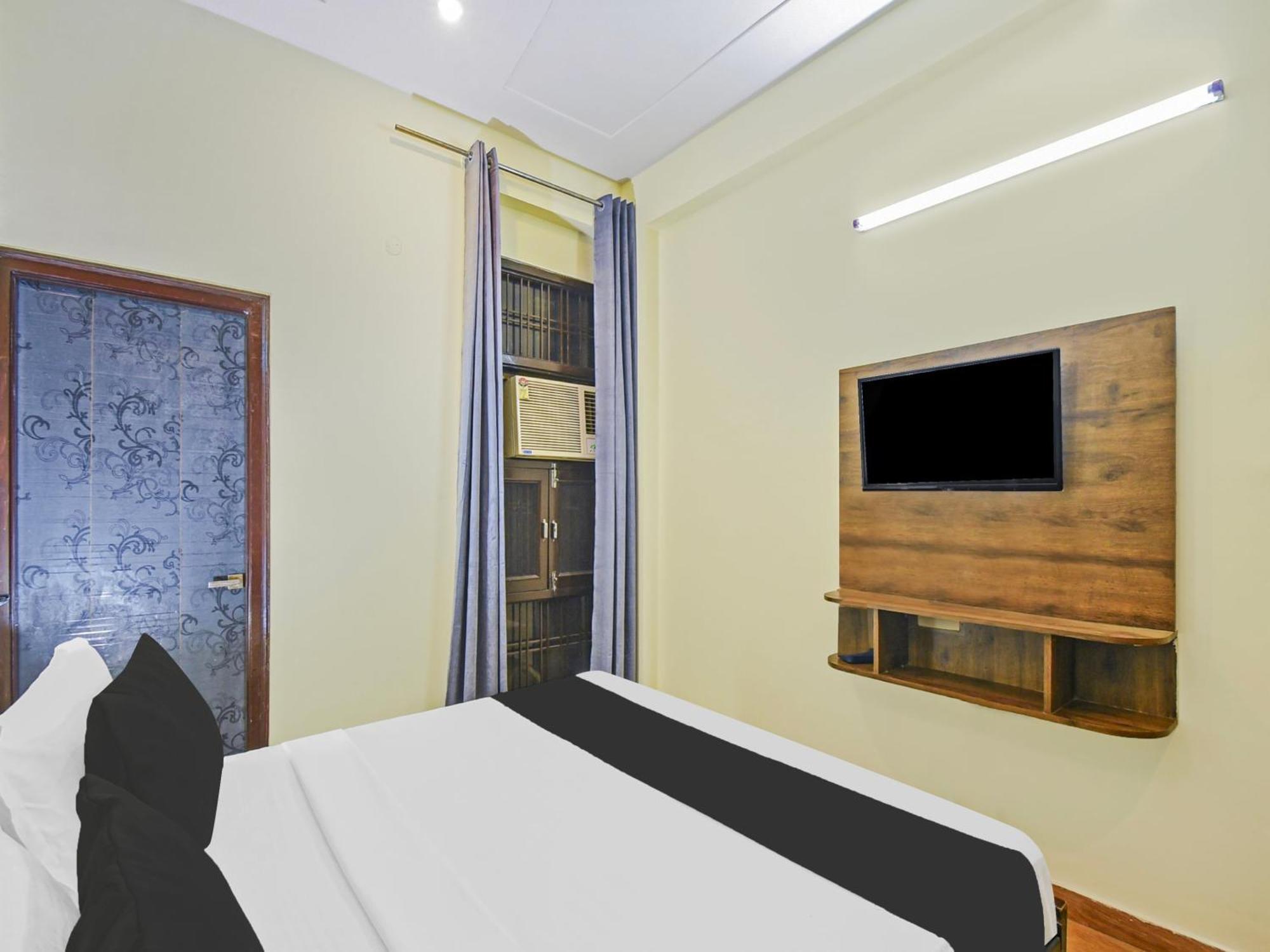 Hotel O Grand Sharma 3*